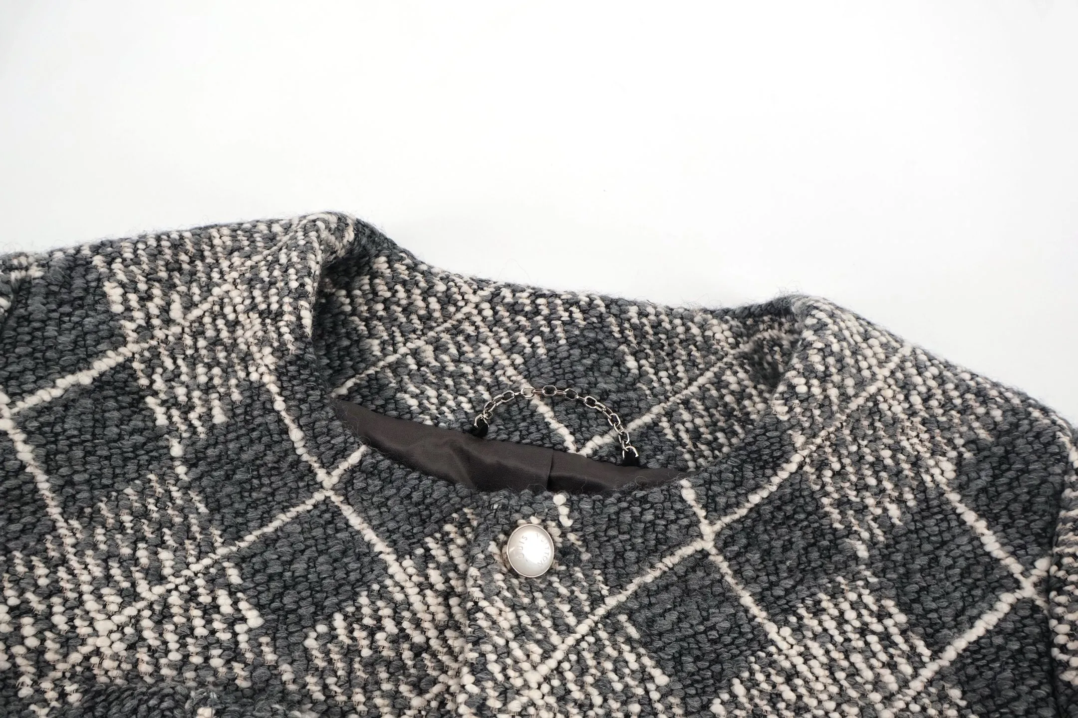 🅿️1500 1v 25SS rhombus collarless small fragrant style jacket. The original version was purchased and developed for 45,000. It is made of 80% wool blended 20% nylon batch woven rhombus pattern gray fabric. This collarless jacket is a new chapter in Louis Vuitton tailoring. Bouquet jacquard reconstructs the traditional Damier pattern, giving it a visual effect like an Argyle pattern. Pearlescent buttons and Marque L.Vuitton Déposée logo embroidery. The interior is made of custom-woven gray checkerboard cupro fiber lining, which is comfortable, skin-friendly and breathable. Size:46-48-50-52